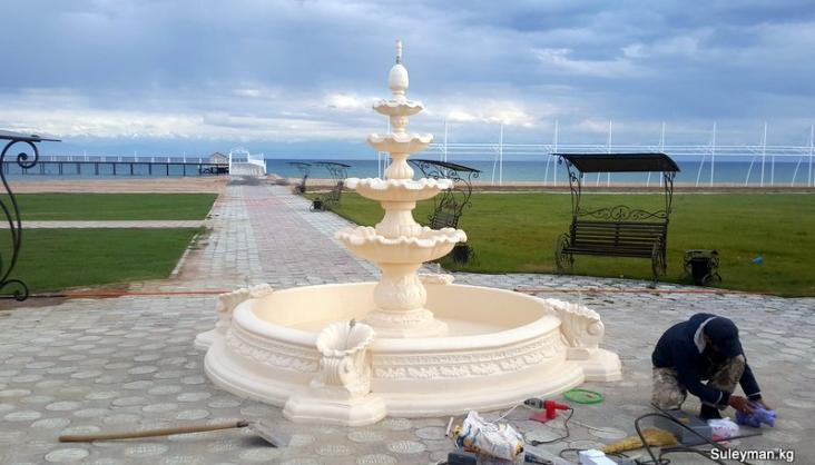 Фонтан на берегу Иссык-Куля.