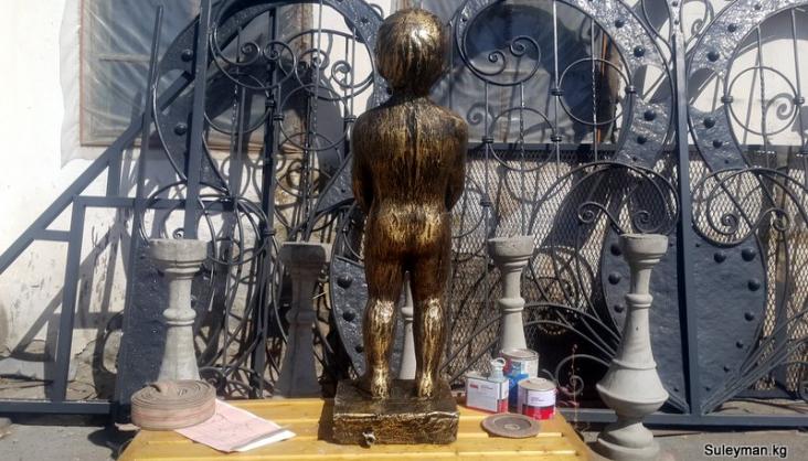 Скульптура писающего мальчика для фонтана в Балыкчы