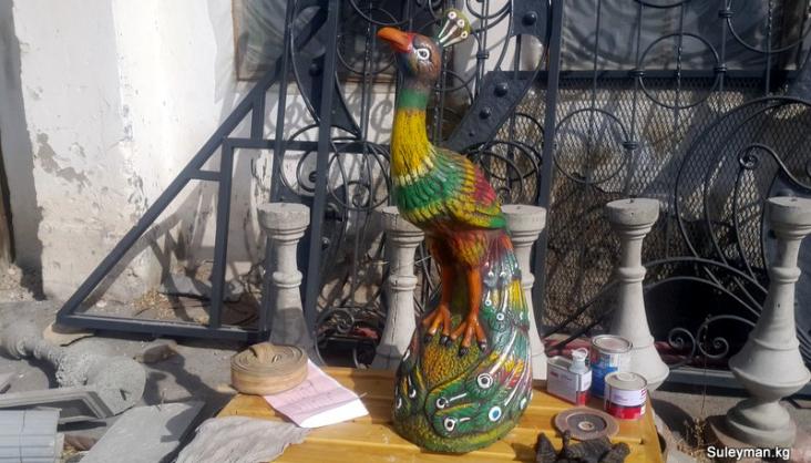 Скульптура, фигурка павлина