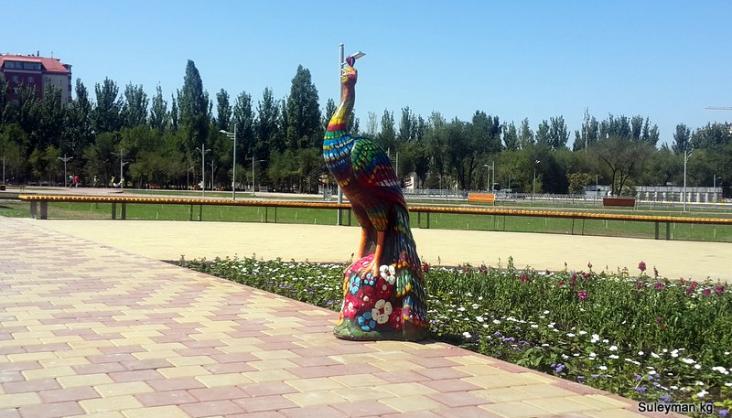 Скульптура павлина в парке Дружбы в Бишкеке.