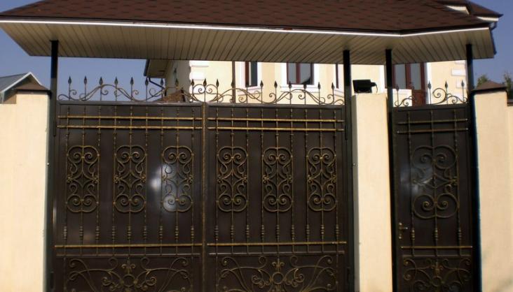 кованые ворота с козырьком в Бишкеке.