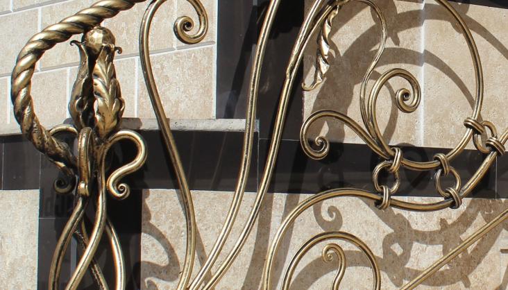 Узор на перила с металлическим поручнем