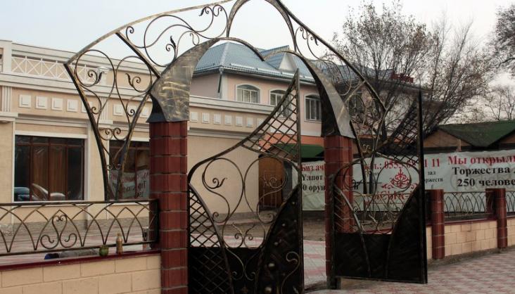 Распашные ворота с аркой в Бишкеке.