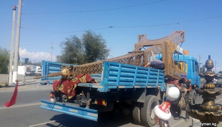 перевозка копии Эйфелевой башни в пансионат Париж.