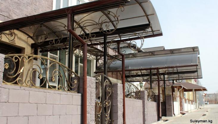 Кованый навес во дворе дома заказать купить в Бишкеке и Балыкчы.