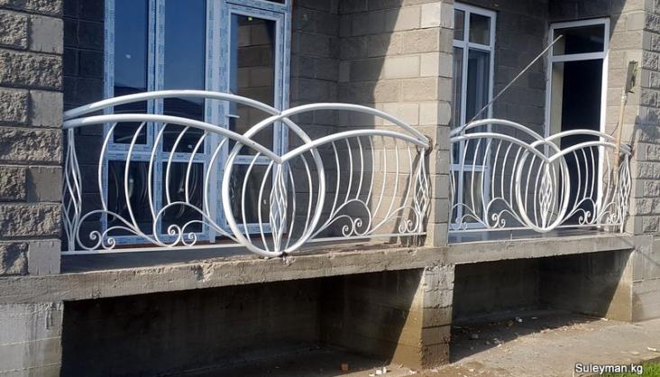 оригинальные перила на балкон.