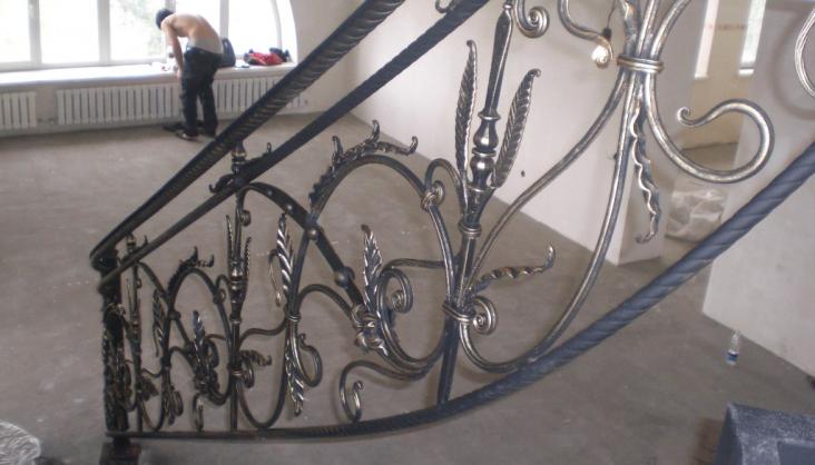 Ограждение металлической лестницы коваными перилами