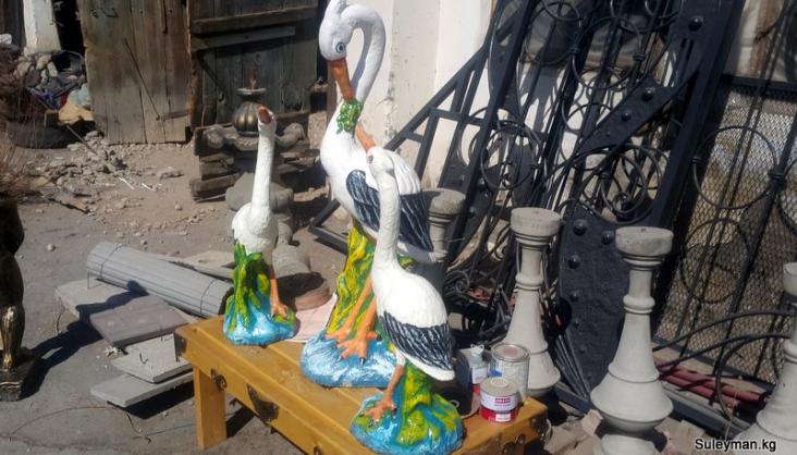 Фигурки аистов для сада и дачи