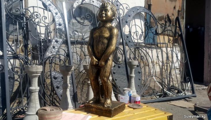 Скульптура писающий мальчик маннекен-пис купить в Бишкеке