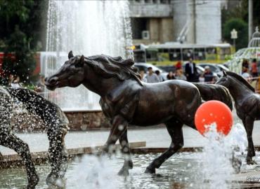Скульптуры лошадей