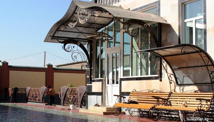 Кованый навес в национальном стиле в Джалал-Абаде