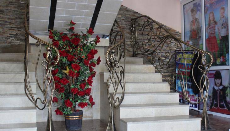 Кованые перила на второй этаж внутри дома