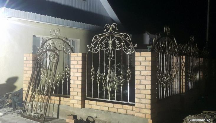 Кованый забор установка ночью в Балыкчы.