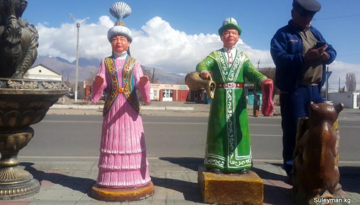 Скульптуры мальчика и девушки в Бишкеке и Балыкчы