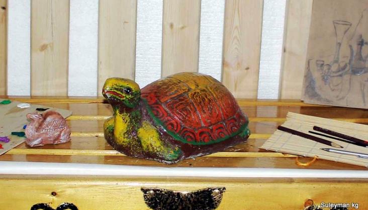 Фигурка черепахи из бетона для ландшафтного дизайна.