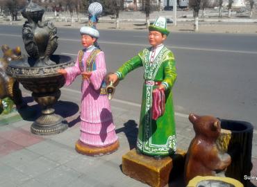 Мальчик с кувшином и девушка с подносом