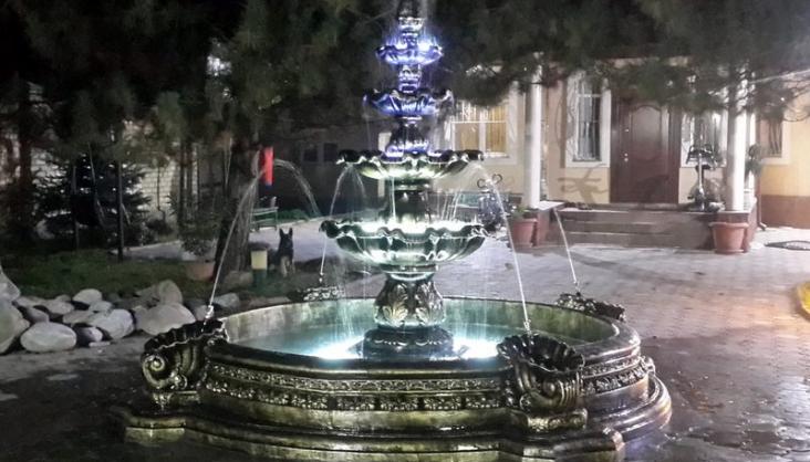 Фонтан во двор с подсветкой.