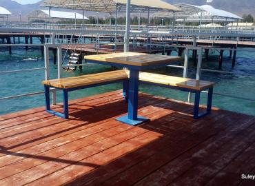 Скамейки и столы на пирс