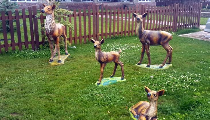 Скульптуры фигурки оленей на Иссык-Куле.