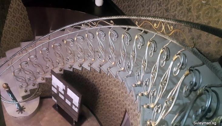 Кованые перила на винтовую лестницу