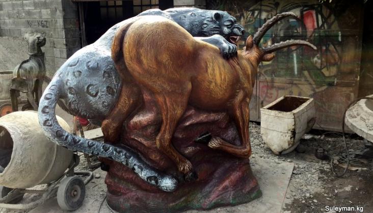 Скульптура Барс нападает на архара в Бишкеке и Балыкчы на Иссык-Куле.