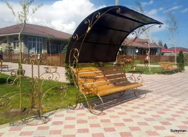 Скамейка кованая с зонтом