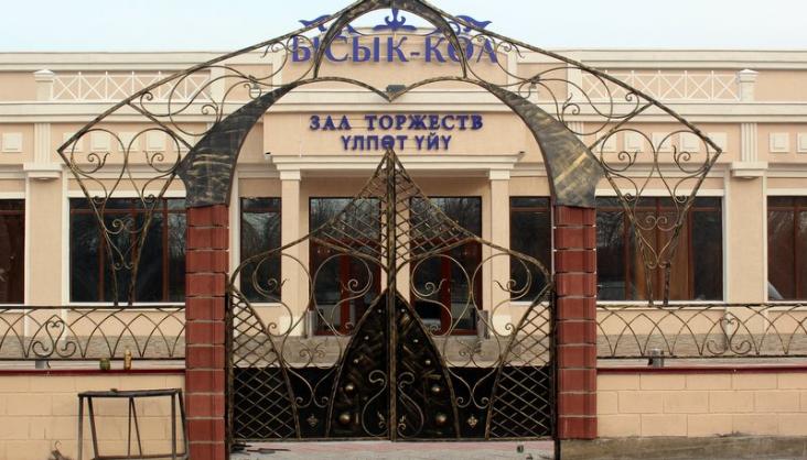 Кованые ворота в кафе ресторан в Бишкеке.