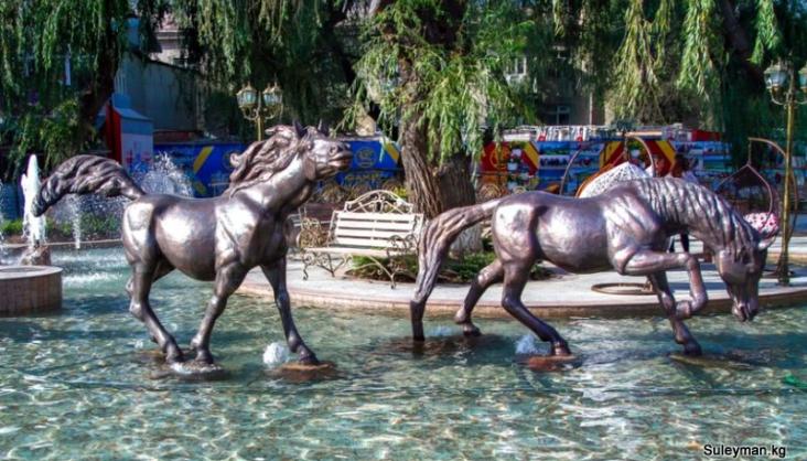 Медные скульптуры лошадей у ЦУМа