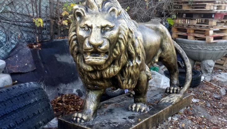 Скульптура льва из бетона в Бишкеке.
