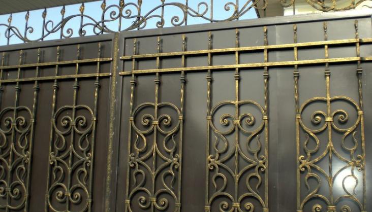 Узор на кованые распашные ворота в Бишкеке.