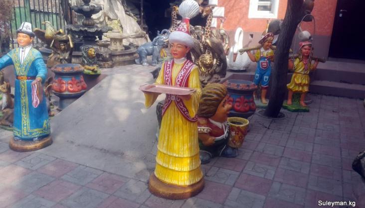 Статуи мальчика и девочки