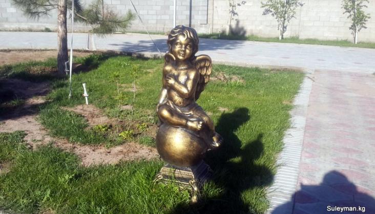 Статуя ангела - декор для сада и огорода.