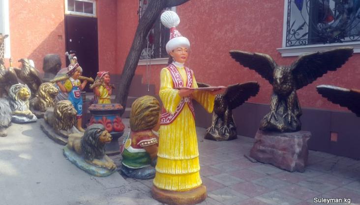 Скульптура девушка в шоколо