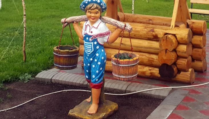 Фигурка мальчика с ведрами в Бишкеке и Балыкчы.