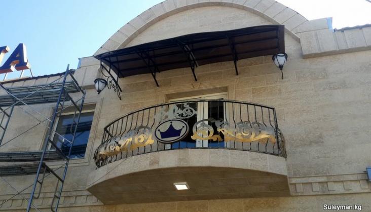 Перила на балкон с подсветкой и узорами из листа