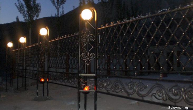 Декоративный забор в ущелье Боом