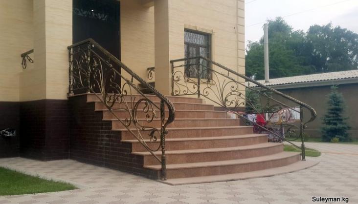 Кованые перила на лестницу