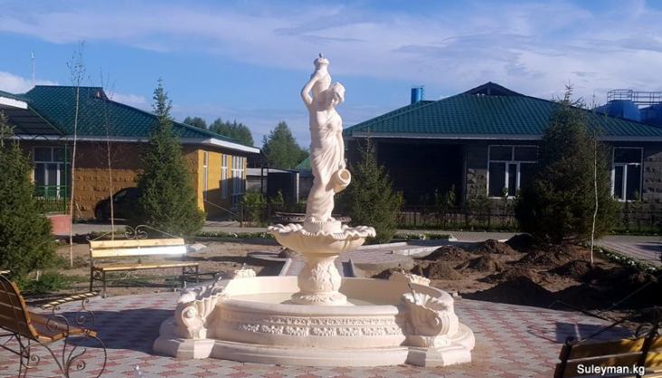 садовый фонтан в пансионате на Иссык-Куле. в центре фонтана установлена скульптуры девушки