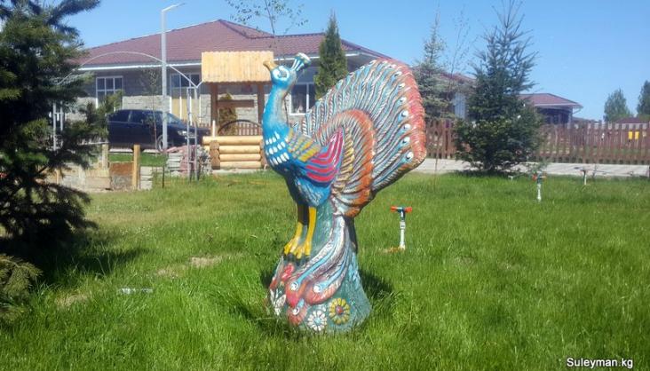 Садовая статуэтка павлина на Иссык-Куле. в с. Чок-Тал.