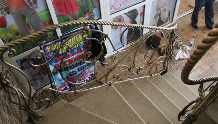 Перила не лестницу из Сары-Таша (Травертин).